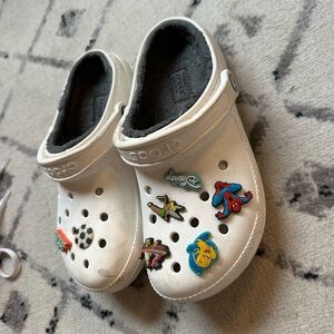 White fuzzy crocs size 8 WITH jibbits